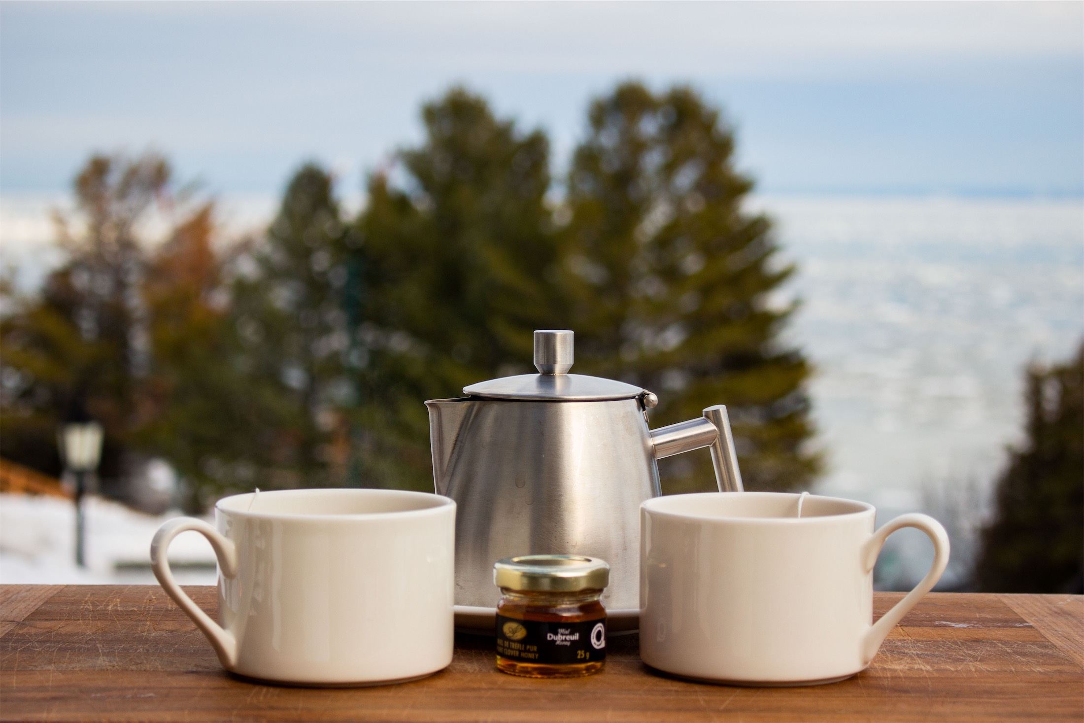 Deux tasses à côté d'un thé en métal