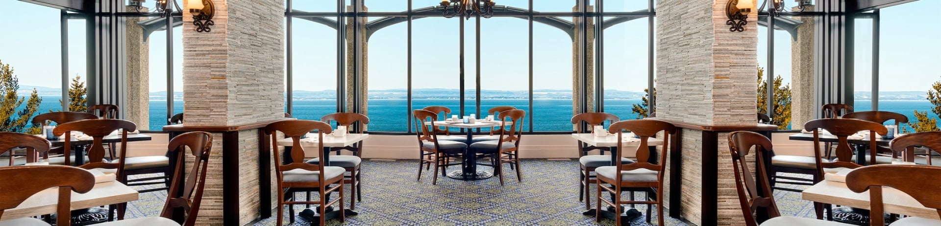 coin repas avec de petites tables à La Bellerive