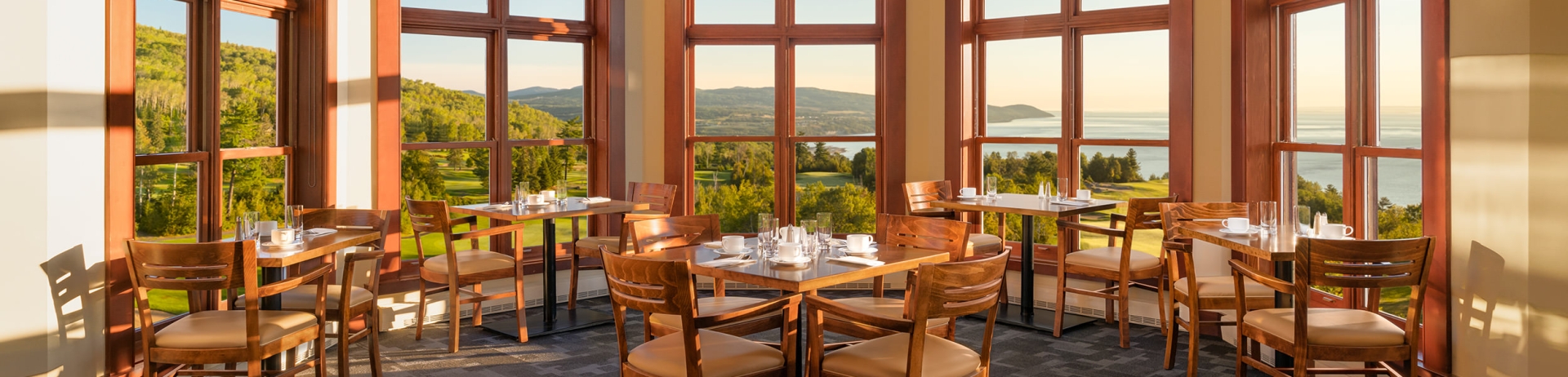 salle à manger de Le Point Cardinal surplombant le parcours de golf