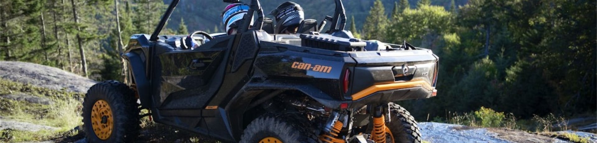 un quad gare sur l'herbe