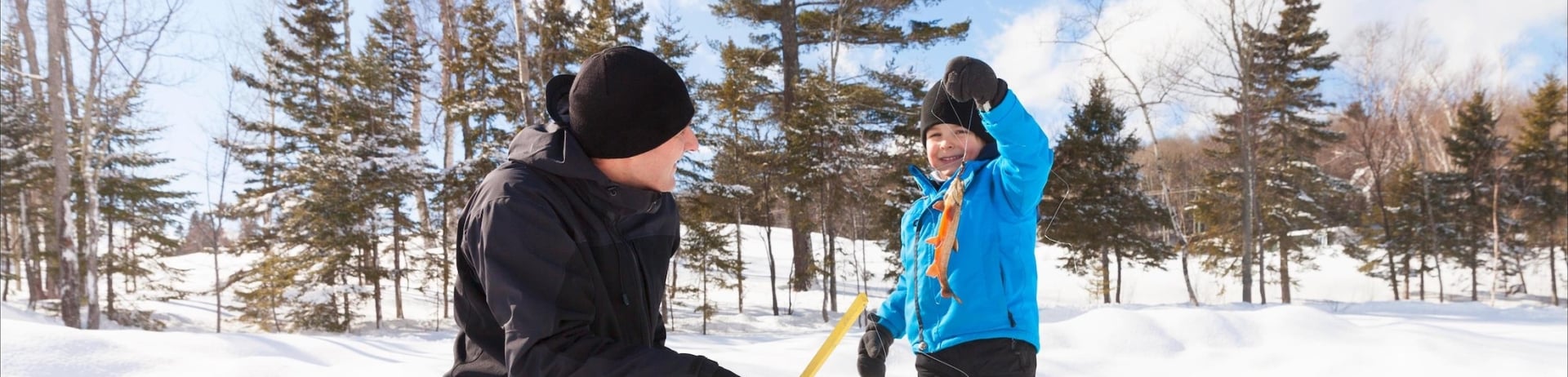 Père et fils de la pêche à la glace