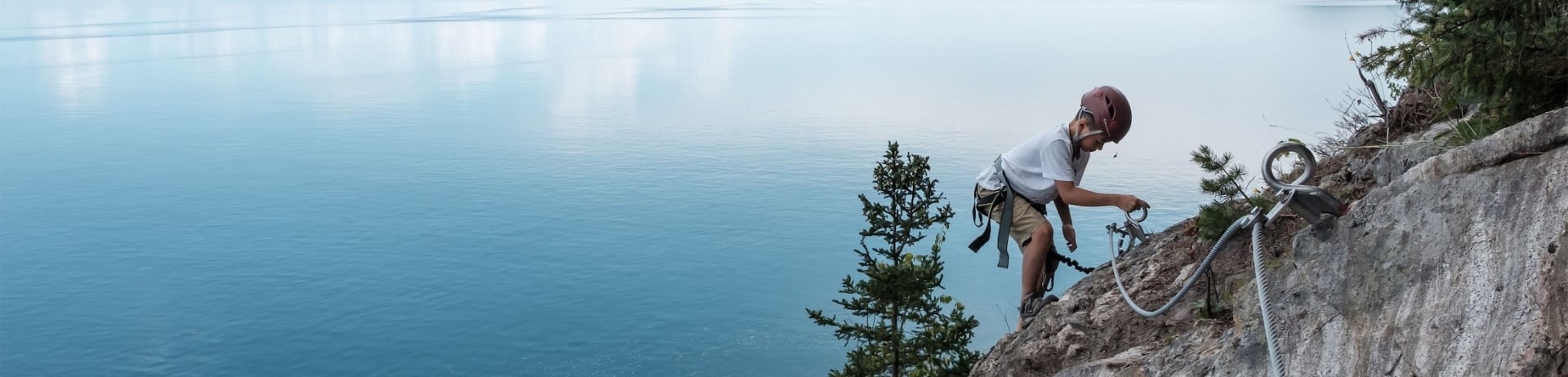 Une personne grimpant sur des rochers