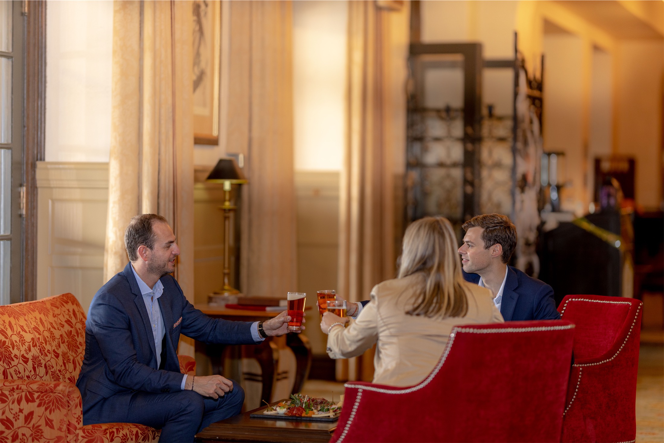 Trois personnes se rencontrent pour boire un verre