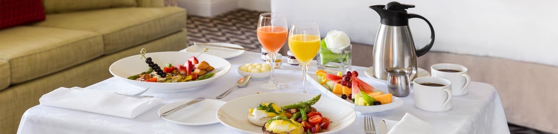 Chariot de service de chambre avec petit déjeuner