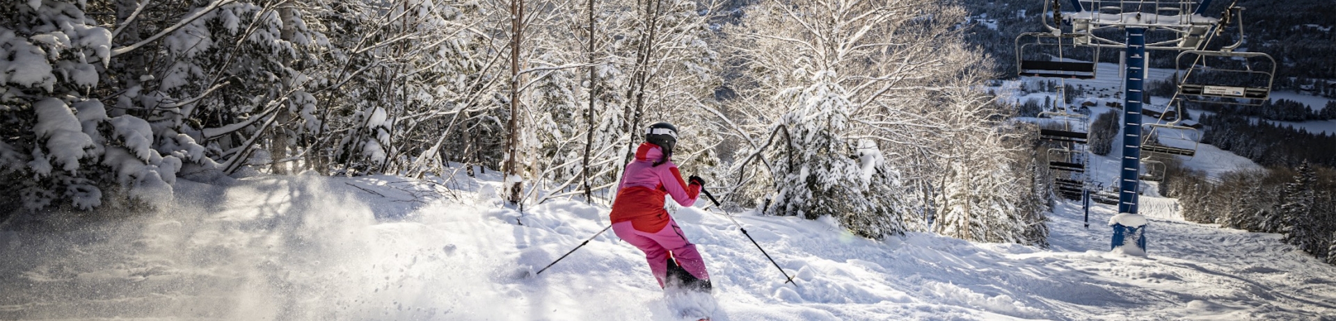 Femme skie sur la pente sous le lifting de ski
