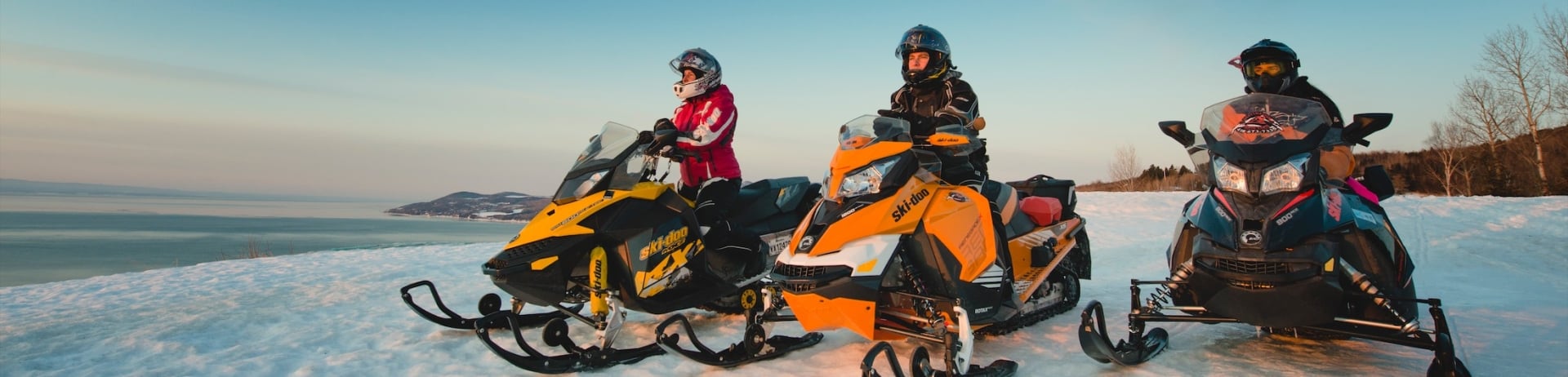 des amis qui glissent sur une montagne