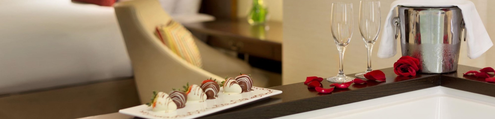 Strawberries enrobées de chocolat et une bouteille de champagne sur le rebord de Jacuzzi