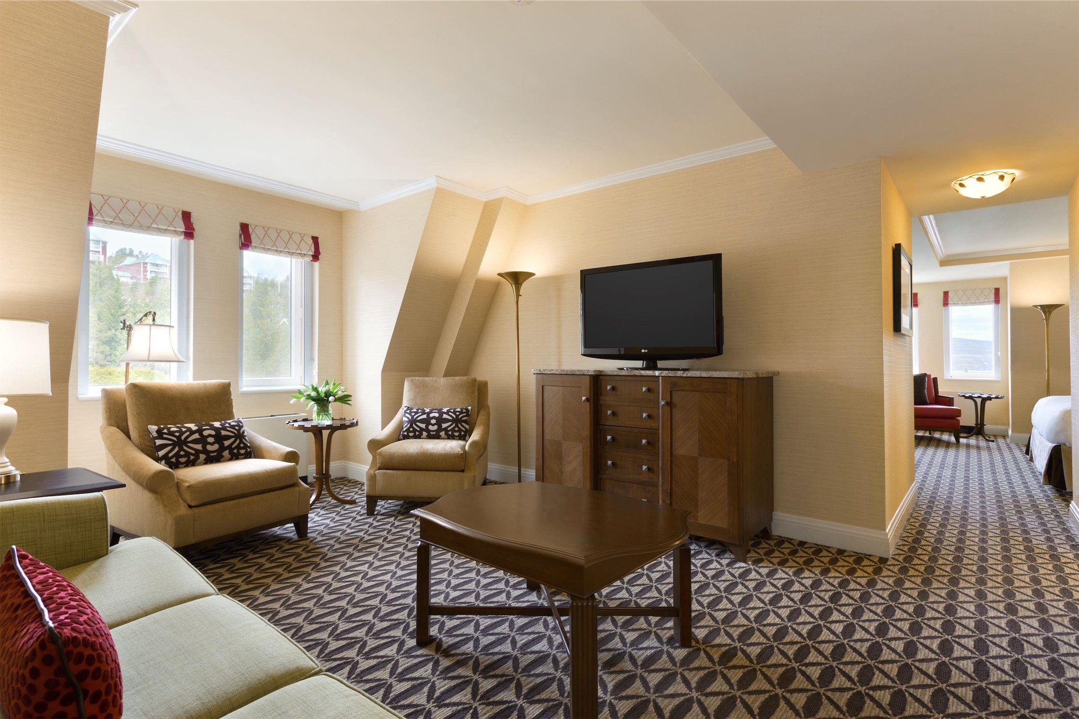 salon avec canapé et deux chaises avec vue sur la chambre
