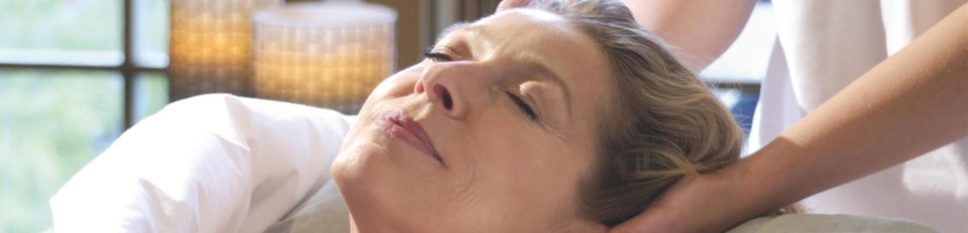 Femme obtient un massage de la tête