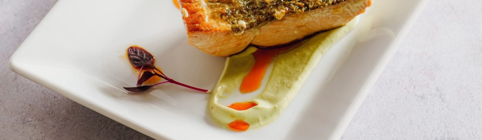 Gros plan de poisson sur une assiette