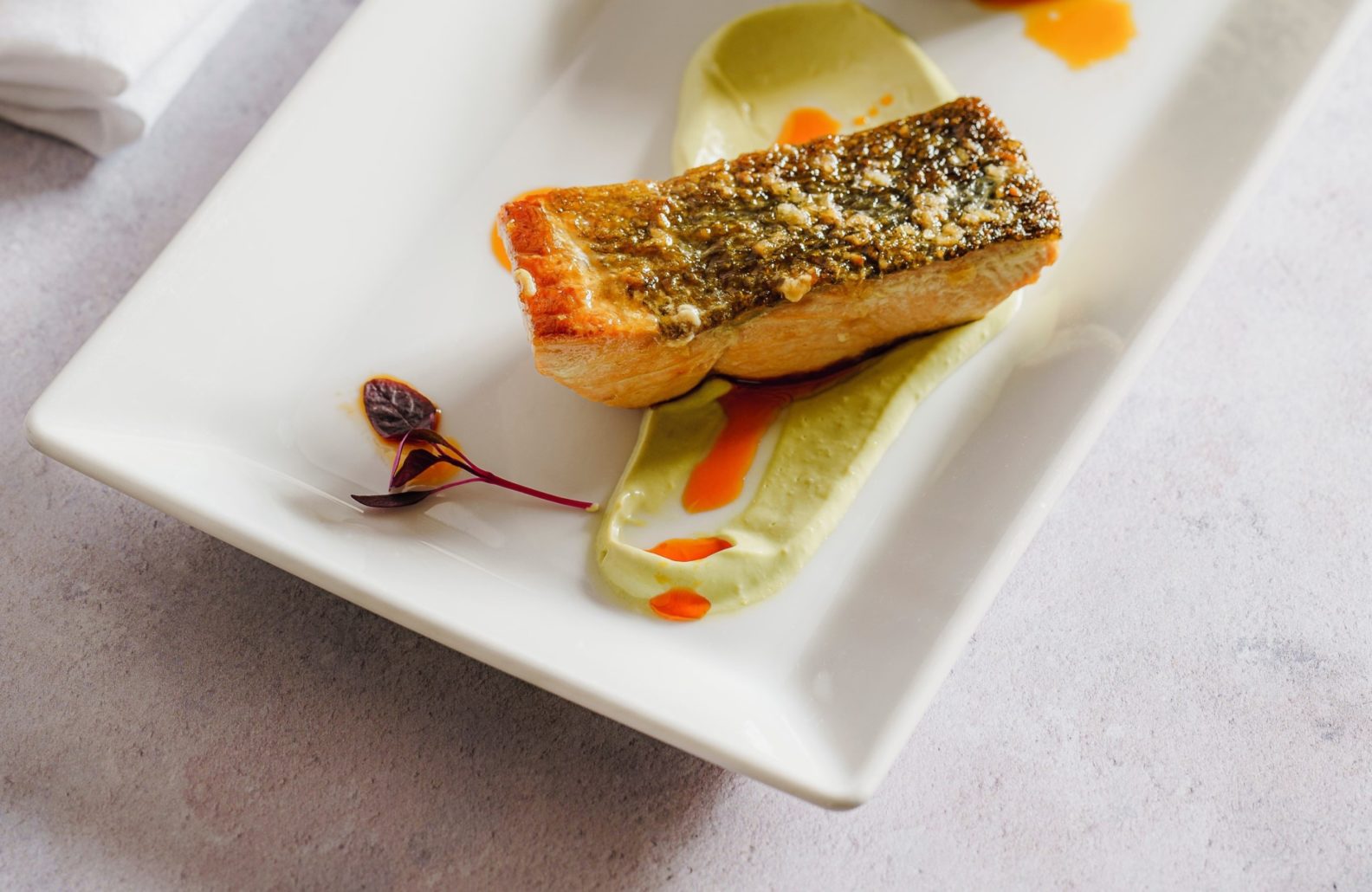 Gros plan de poisson sur une assiette