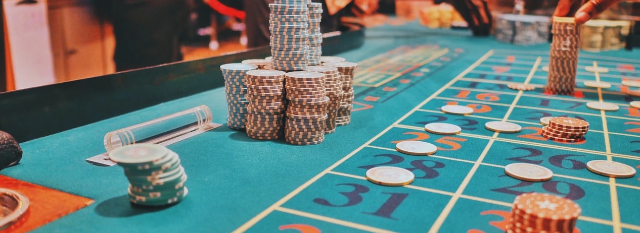 Chips de casino sur la table de jeu