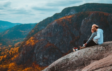 Femme assise sur un rocher dans un parc national