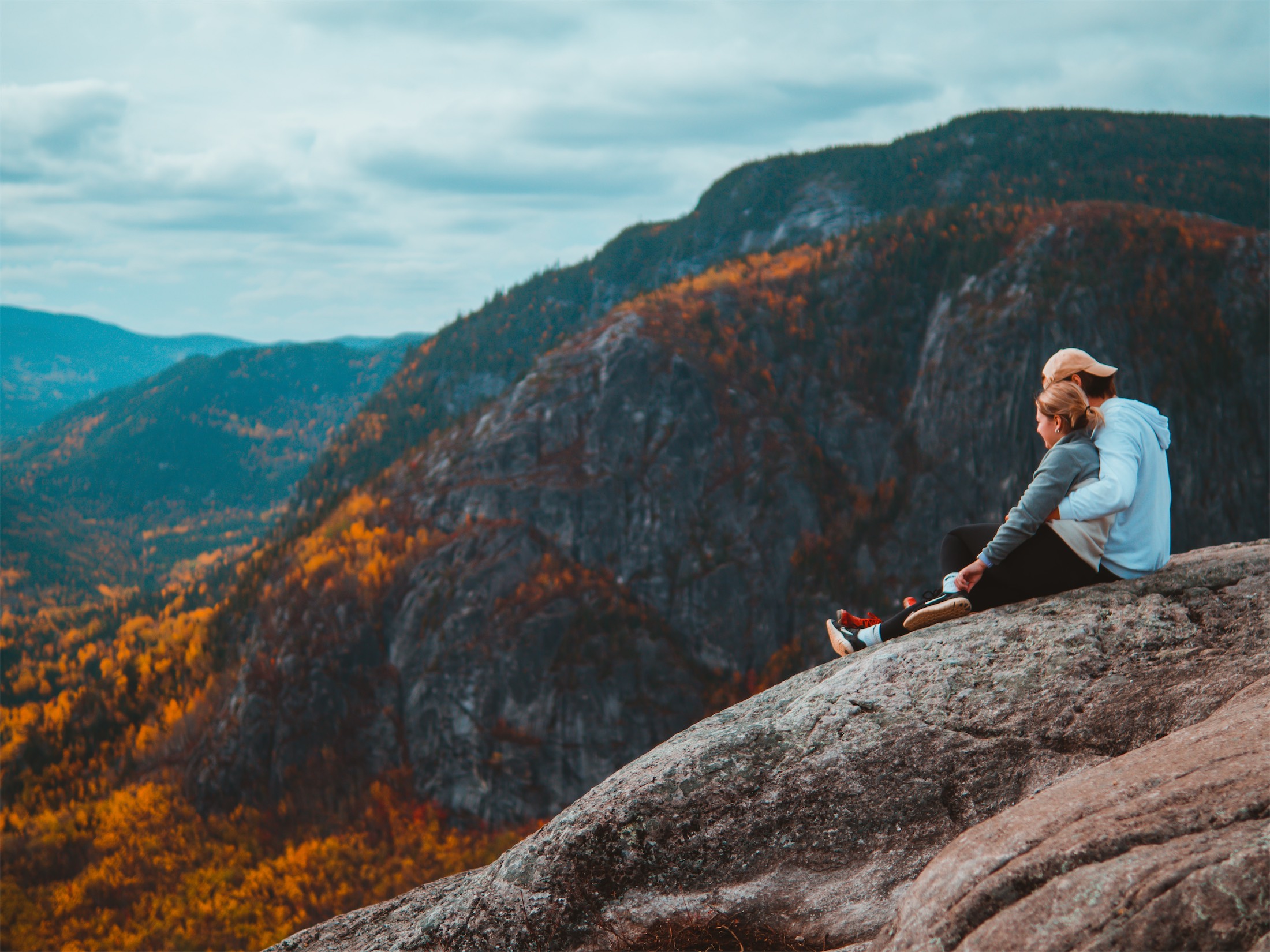 Femme assise sur un rocher dans un parc national