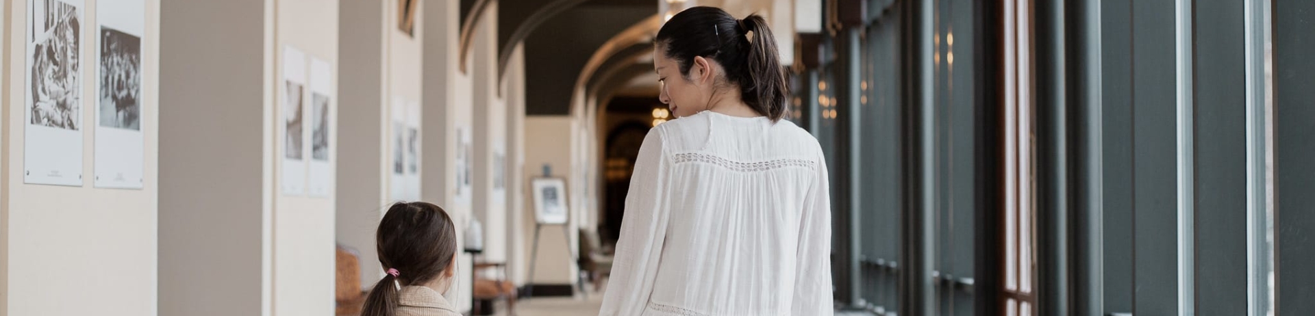 Mère et fille marchant dans le couloir