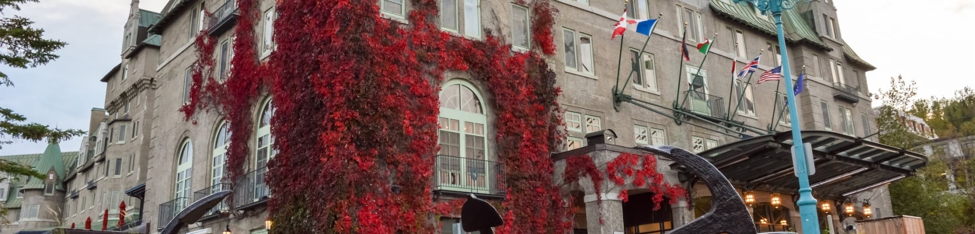 Des vignes de feuilles rouges rampant sur le côté de Manoir Richelieu