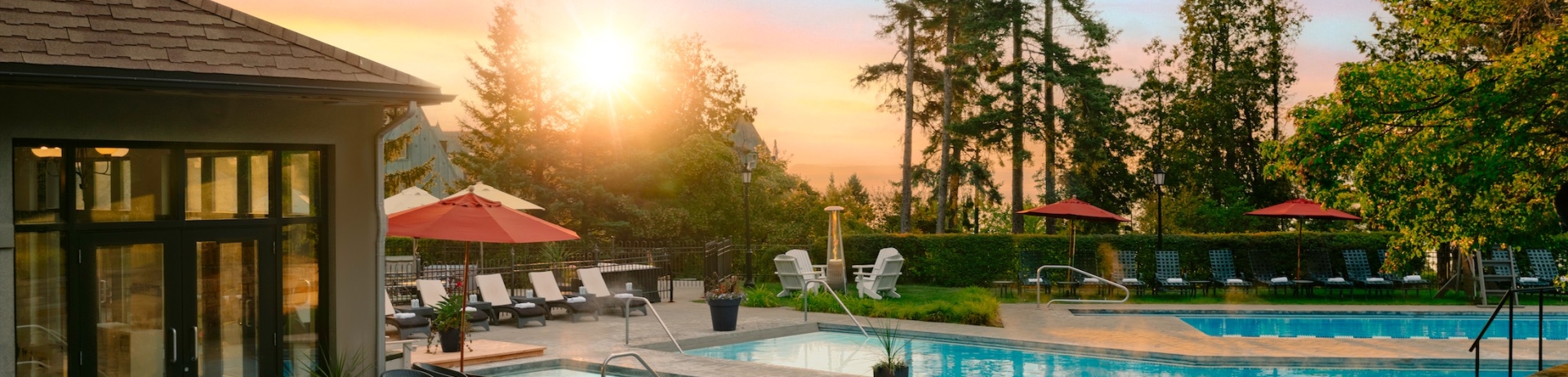 Pool Area en été au coucher du soleil