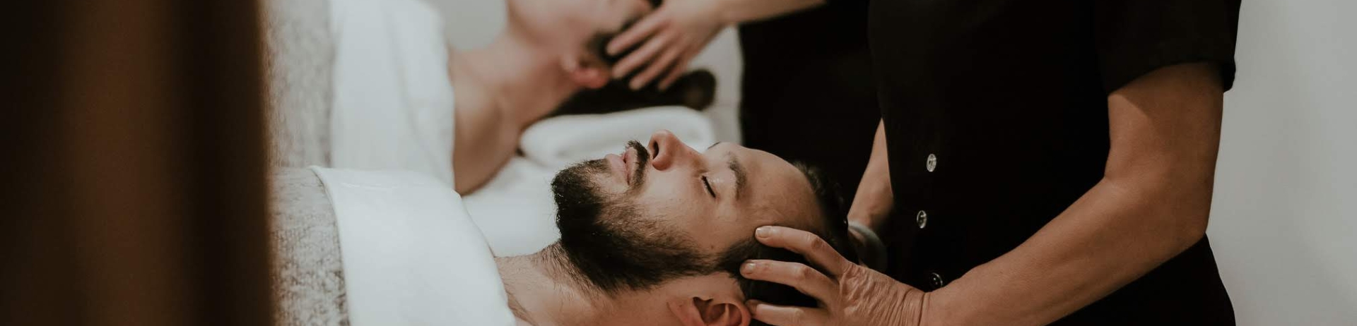 couple obtenant des massages de tête