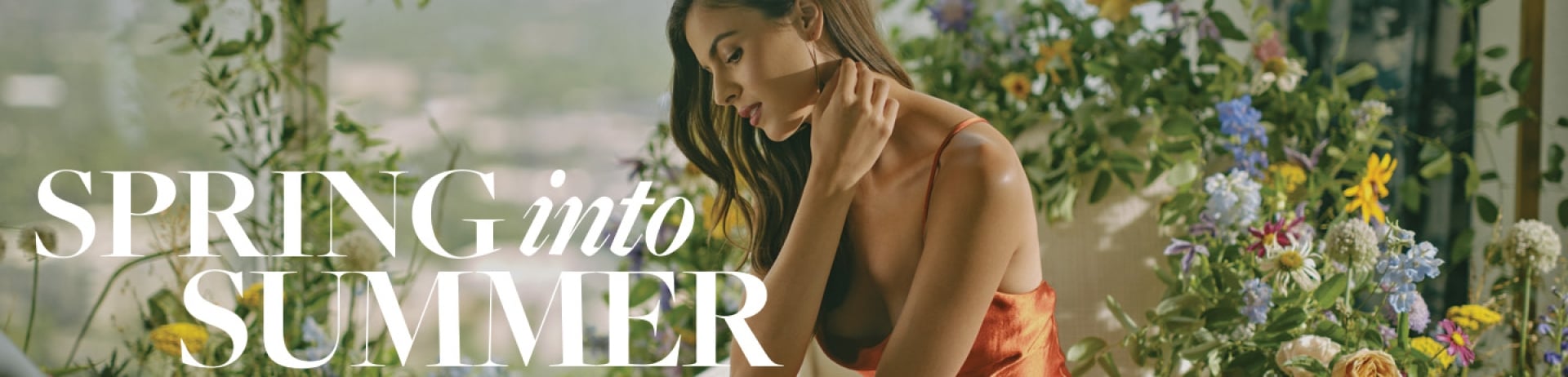 femme assise dans un jardin