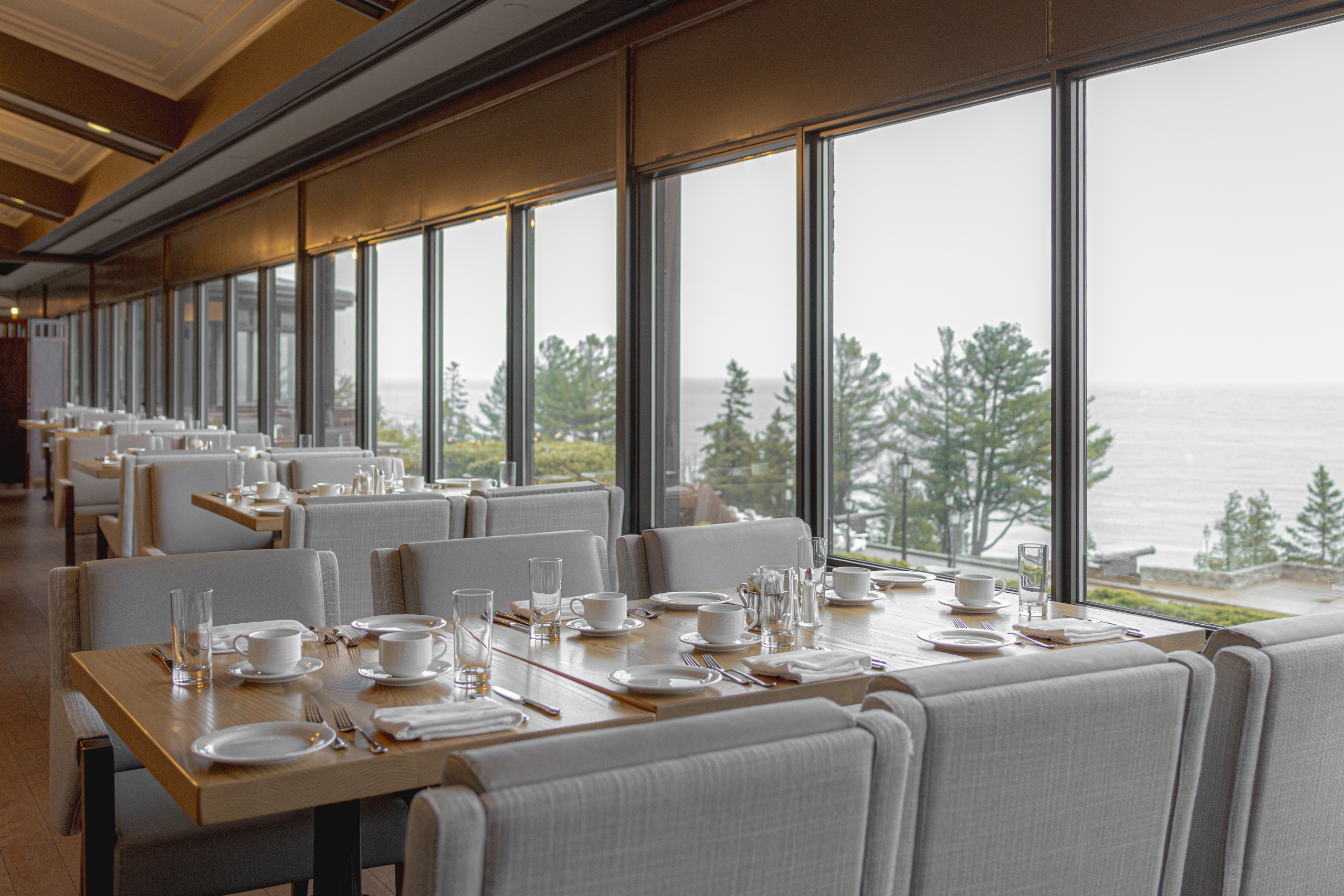 Fine dining restaurant with St. Lawrence River view — Fairmont Le Manoir Richelieu